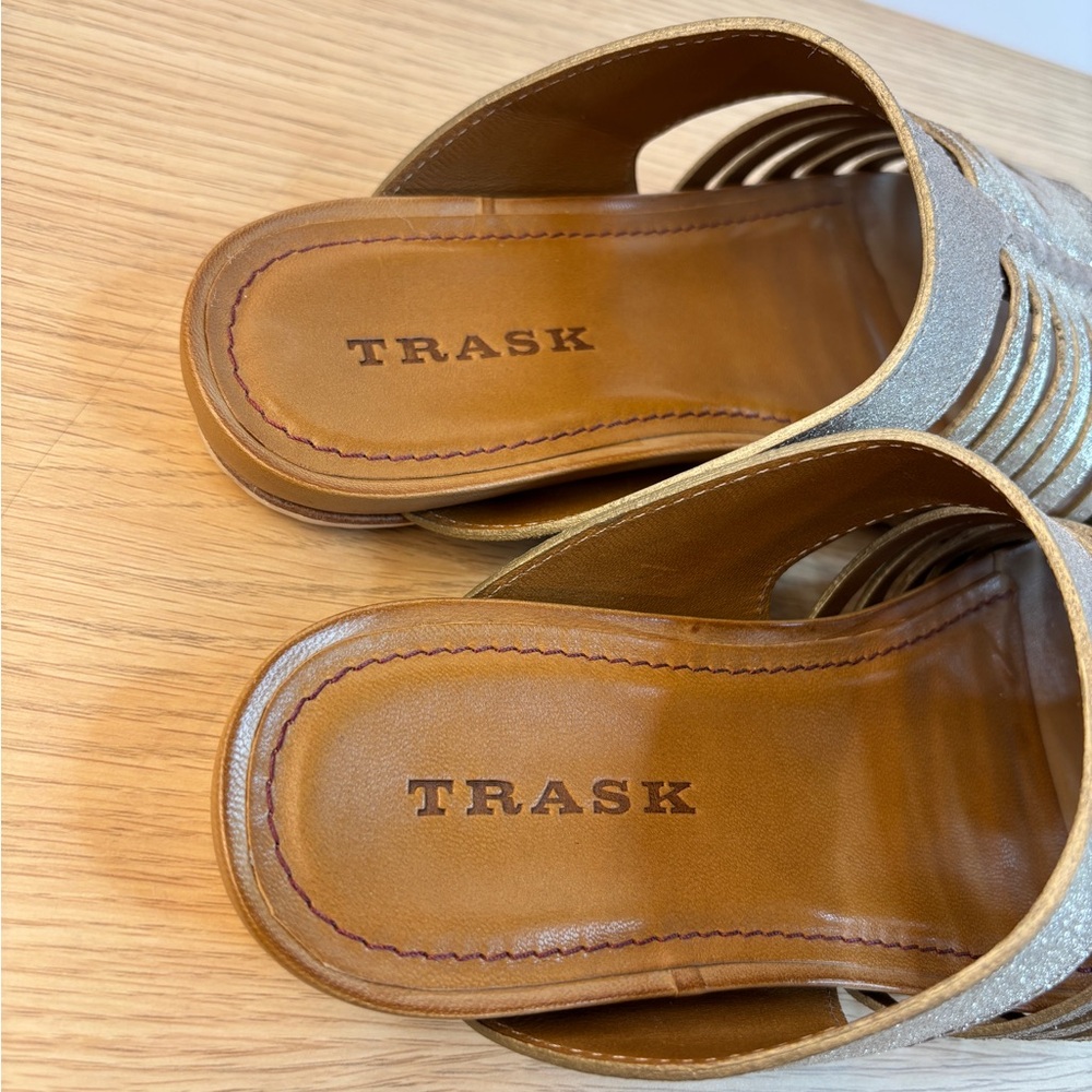 Trask "Sandra" Woven Metallic Gold Tone Slide Sandals LIKE NEW! Woman’s 8 - Picture 3 of 8